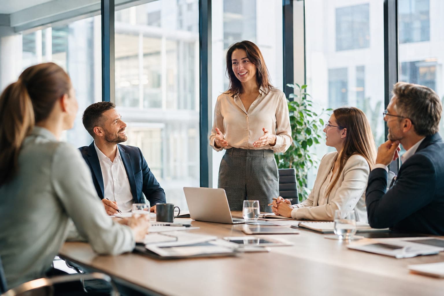 Team di consulenti ISO durante una riunione con il cliente